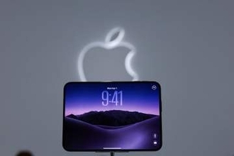 初の折り畳みiPhone発表　10月23日発売、30万円から
