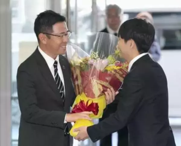 沖縄、古謝玄太新知事が初登庁　12年ぶり辺野古移設容認へ転換