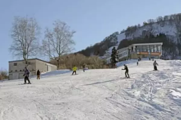 スキー場ピークから4割減で最少　417カ所、雪不足や老朽化で