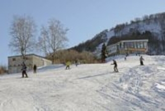 スキー場ピークから4割減で最少　417カ所、雪不足や老朽化で