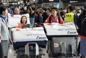 ミラノ五輪から日本選手団が帰国　りくりゅう「金うれしい」
