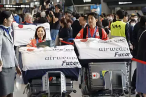 ミラノ五輪から日本選手団が帰国　りくりゅう「金うれしい」