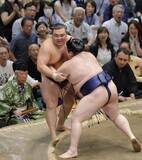 「霧島が初黒星、全勝消える　琴桜6敗目、1敗3人」の画像1