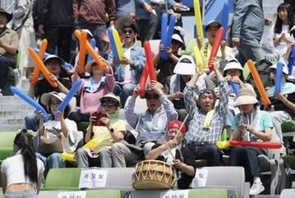 韓国の観客、北朝鮮チームに声援　「南北関係に変化期待」
