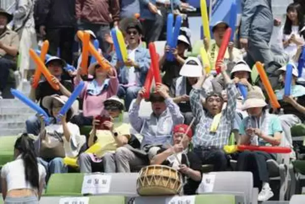 韓国の観客、北朝鮮チームに声援　「南北関係に変化期待」