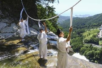 「那智の滝」の大しめ縄を新調　扇祭り前に、和歌山