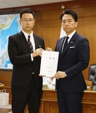 米兵逮捕で抜本的な対策を要請　沖縄知事、防衛相と面会
