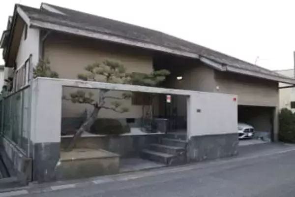 堺市の住宅に溺死女性遺体　首や両手骨折、殺人か