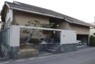 堺市の住宅に溺死女性遺体　首や両手骨折、殺人か