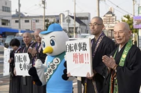 「仏の心で安全運転」僧侶が周知　青切符制度、啓発活動