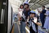 「お盆休みの交通ラッシュ本格化　駅や空港混雑、熊本地震影響も」の画像1