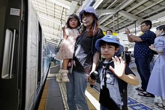 お盆休みの交通ラッシュ本格化　駅や空港混雑、熊本地震影響も