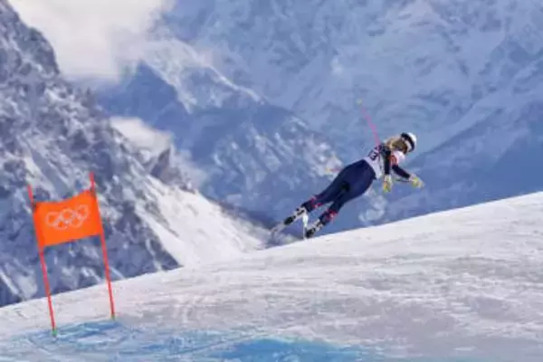 強行出場のボン、転倒し救急搬送　大会前重傷、アルペン女子スター