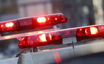 車がのり面衝突、2人死亡　福岡・桂川町の丁字路