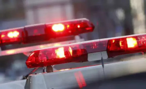 車がのり面衝突、2人死亡　福岡・桂川町の丁字路