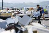 「熊本地震、災害ごみ搬出本格化　首相、8月中の断水解消を指示」の画像1