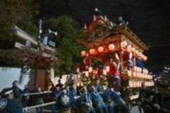 秩父夜祭、極彩色の山車に歓声　冬の街に6基、見物客にぎわう