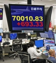 日経平均株価、初の7万円　中東戦闘終結に期待