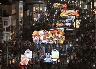 北国の夏、武者灯籠輝く　青森ねぶた祭開幕