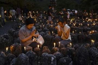 化野念仏寺で「千灯供養」　ろうそくささげ石仏照らす