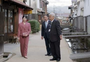 愛子さま鳥取で地震被災者と懇談　人形絵付け「眉太くなり過ぎた」