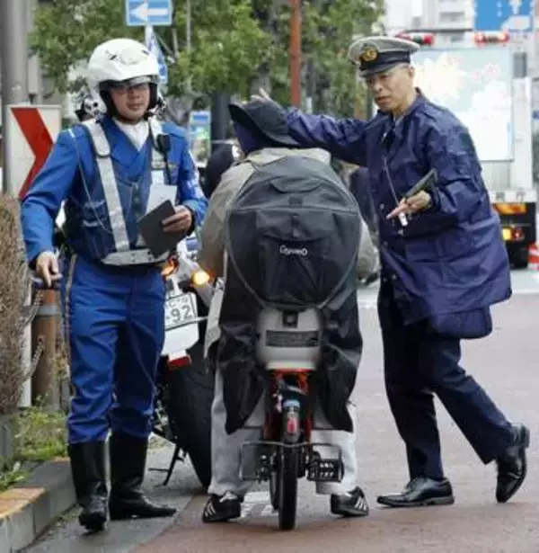 自転車青切符1カ月で2147件　一時不停止が最多、警察庁まとめ