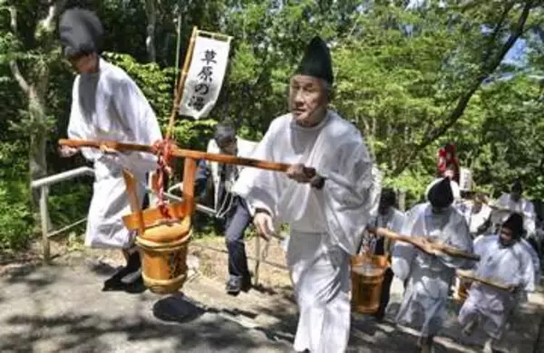 和歌山・白浜、温泉神社で献湯祭　恵みに感謝、時代衣装で源泉奉納