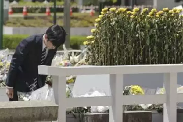 悠仁さま、原爆慰霊碑に供花　広島訪問、公務で初