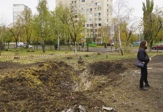 キーウの日本庭園近くに着弾痕　京都公園、市民「テロ行為」