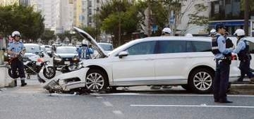 神戸死傷事故で運転手逮捕　急発進し歩行者はねた疑い