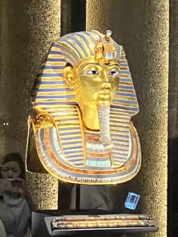 「黄金のマスク」お披露目　大エジプト博物館一般公開