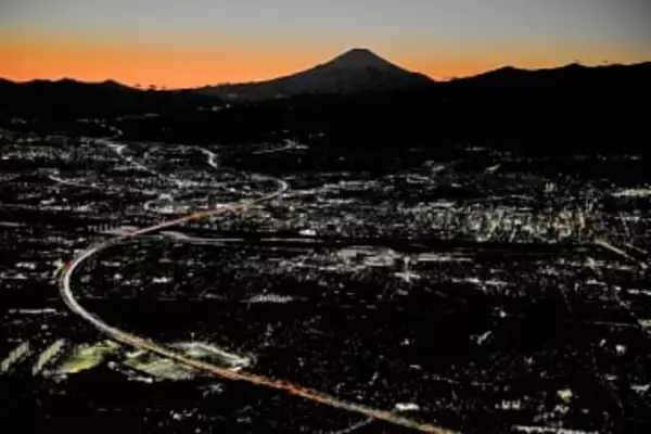 Uターンラッシュがピーク　駅や空港混雑、連休満喫に笑顔も