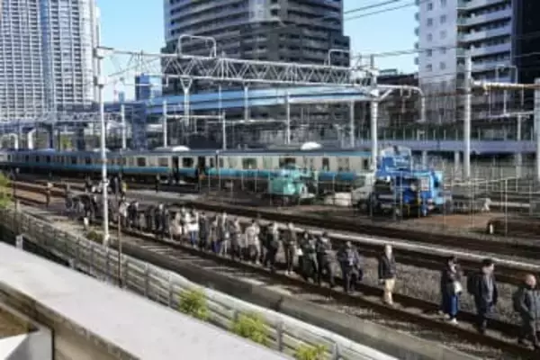 空調切れたJR車内、乗客は疲労　線路歩き駅に移動、搬送者も