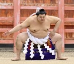 住吉大社で両横綱が土俵入り　春場所前に、約2500人