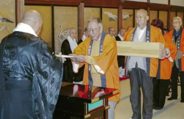 金剛峯寺に特大ゴボウ奉納　高野山麓特産、和歌山