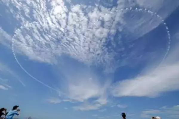 輪島にブルーインパルス　空自、復興に希望を