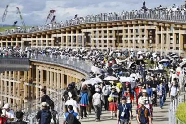万博、盛況裏で問題続出　無許可工事や未払いも