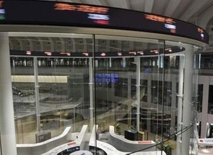 東証、一時1900円超安　ハイテク株売り、原油高も