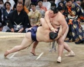 玉鷲が珍手「首ひねり」　「まあ勝てば何ひねりでもいい」