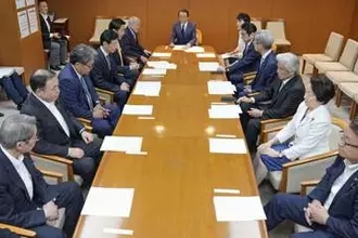 自民「立法府の総意」案を了承　麻生氏「今国会で皇室典範改正」