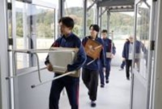 被災の門前高校、仮設校舎へ　輪島、生徒ら机運び入れ