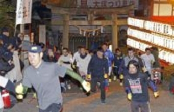 桐生西宮神社で伝統「福男選び」　男女100人が参道駆け抜ける