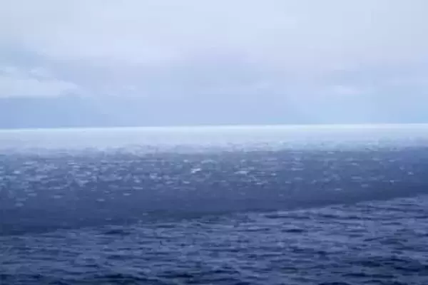 紋別沖で今シーズン初の流氷観測　海保巡視船が確認、ほぼ平年並み