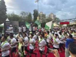 日印混合ランナーがたすきつなぐ　駅伝大会に千人参加