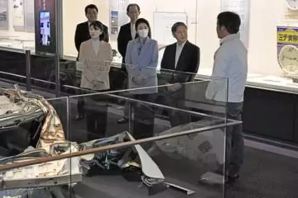 天皇ご一家、津波被害の展示視察　福島の損壊パトカー「痛ましい」
