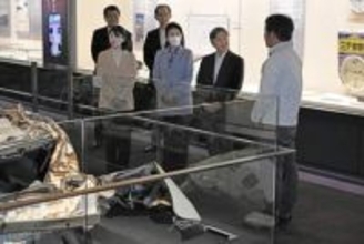 天皇ご一家、津波被害の展示視察　福島の損壊パトカー「痛ましい」
