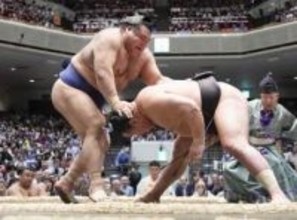 豊昇龍が黒星、右脚負傷　霧島白星、琴桜敗れる