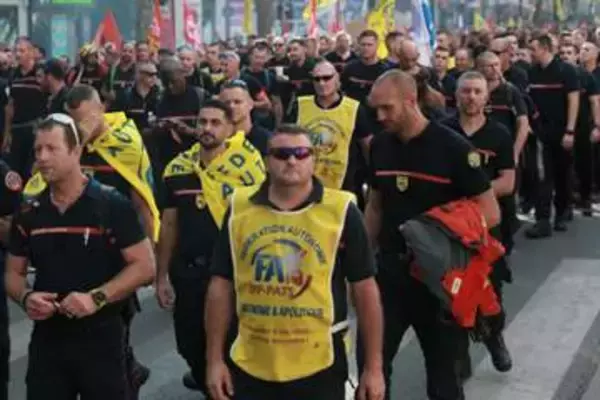 フランス、公務員デモに20万人　消防士ら猛暑背景に人員増を要求