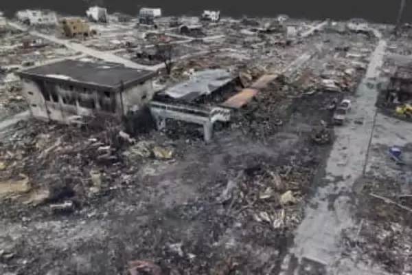 路上のがれき、津波火災を拡大　東日本大震災の岩手・山田町で