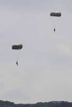米軍嘉手納で中止要求の降下訓練　日米合意の飛行場再開後4回目